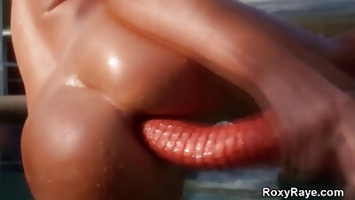 Грудаста блондинка отримує жорсткий секс під порно брата і сестри водою